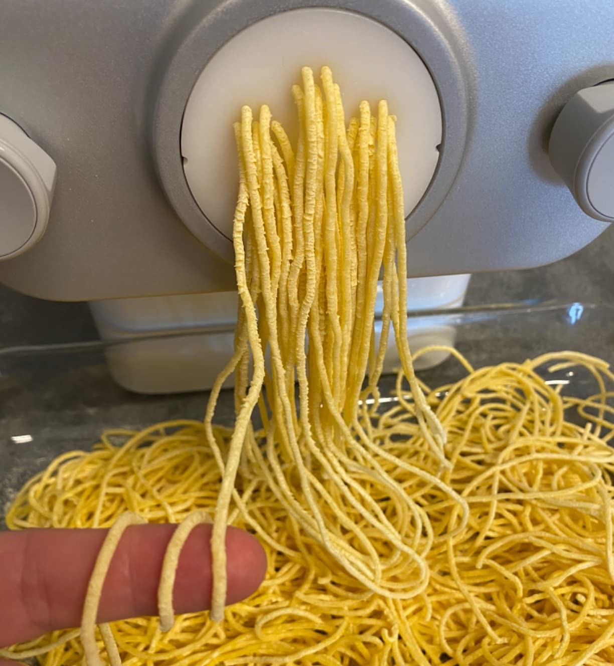 Philips HR2375 extruding perfect spaghetti strands into bowl